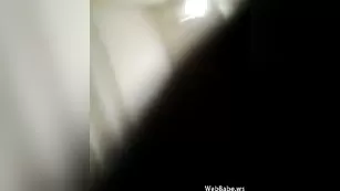 Молодая сучка отсасывает пенис и дрочит ножками