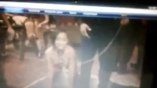 Молодая сучка отсасывает пенис и дрочит ножками