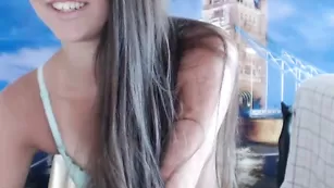 Симпатичная малышка karenstrip позирует в нижнем белье
