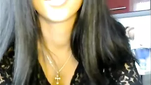 Темноволосая стерва diamond33 танцует на кухне