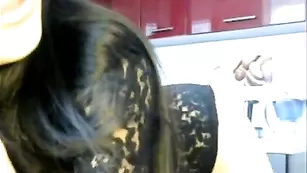 Темноволосая стерва diamond33 танцует на кухне