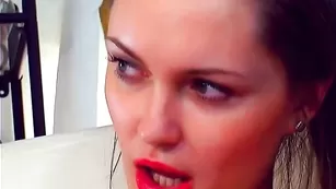 Порочная бабенка 00angiel сочно теребит вагину