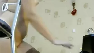 Русская шваль kablu4ok трахает дырочки пальчиками