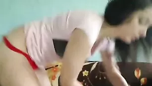 Молодая шлюшка kiska4u показывает классную попку