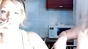 RedStarr трясет сиськами у плиты