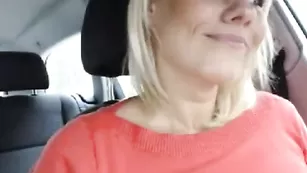 Солидная путана jesydiamon шалит в машине