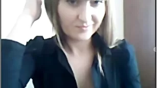 Очаровательная шлендра melissalove теребит киску на работе