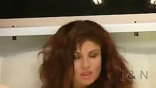 Рыжая красотка Skarlett насыщенно мастурбирует влагалище