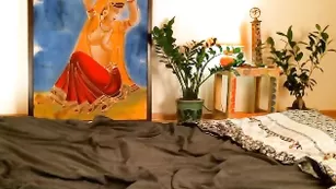 Красивая девка GinaRussel показывает сексуально тело