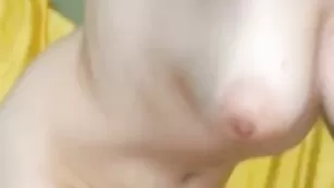 Озорная шмара ericca ласкает интимные места