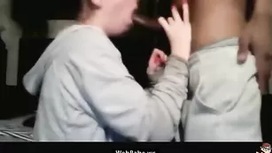 Шальная брюнеточка отсасывает член и ебется в пизду