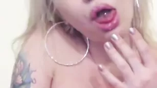 Блонда с пирсингом Milo4ka отсасывает страпоны