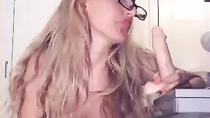 Изысканная куколка SexiestGirl нежно теребит письку