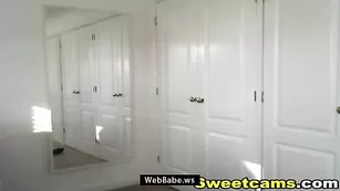 Роскошная самка moonlight4u скачет на секс игрушке