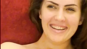 Яркая кобыла Tianna заценила бритую пизду