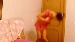 Черноволосая баба jennarossa танцует словно бешенная