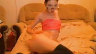 Элитная дама adelina18 аппетитно ласкает дырочки