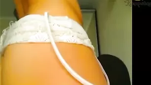 Роскошная пассия AlanaBi смачно мастурбирует пизду