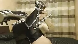 Самка на высоких каблуках Diane1 стоит раком и не только