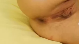 Аппетитная телочка grafinnya страстно теребит бритые отверстия