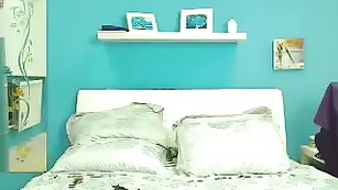 Игривая красотка Runetkastar снимает нижнее белье