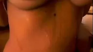 Азиатские лесбиянки смазывают сосочки маслом