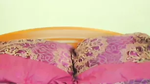 Импозантная девка xparadisex начиняет киску пальчиками