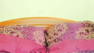 Импозантная девка xparadisex начиняет киску пальчиками