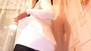 Зачетная девка elenaxxx исполняет стриптиз на стуле