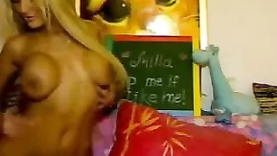 Озорная блондинка XMilaX трахает бритую пизду