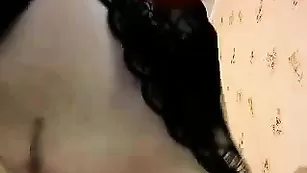 Привлекательная бестия Kaprisya мастурбирует вибро массажером