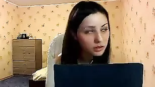Привлекательная бестия Kaprisya мастурбирует вибро массажером