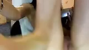 Привлекательная бестия Kaprisya мастурбирует вибро массажером