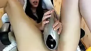 Привлекательная бестия Kaprisya мастурбирует вибро массажером