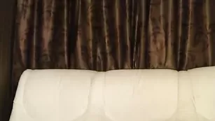 Зажигательная леди Mallika эротично лежит перед камерой