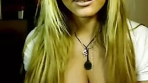 Знойная бестия XMilaX жарко наяривает анус