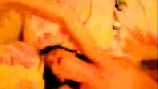 Смазливая шкура Badabum жестко трахает оба отверстия