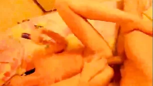 Смазливая шкура Badabum жестко трахает оба отверстия