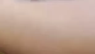 Сисястая красотка позирует в сексуальных чулках