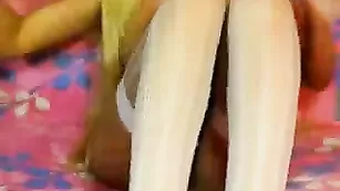 Прелестная кобыла XMilaX смачно дрочит вагину