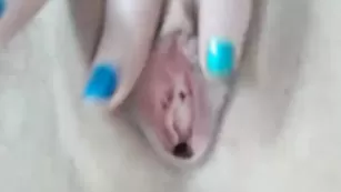 Знатная куколка sex-residence ласкает бритую пизду ближнем ракурсе