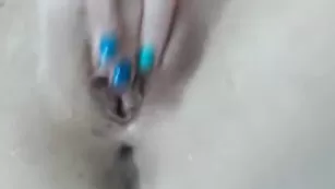 Знатная куколка sex-residence ласкает бритую пизду ближнем ракурсе