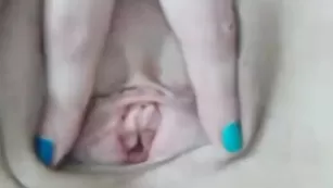 Знатная куколка sex-residence ласкает бритую пизду ближнем ракурсе