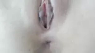 Знатная куколка sex-residence ласкает бритую пизду ближнем ракурсе