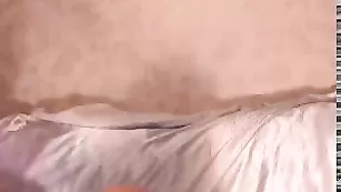 Озорная путана cuteandsexy развлекается с секс игрушкой