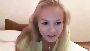 Фантастичная крошка Satinna массирует свои прелести