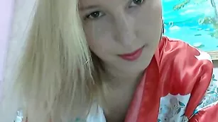 Задорная кокетка lantana приподнимает халатик