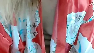 Задорная кокетка lantana приподнимает халатик