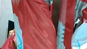 Задорная кокетка lantana приподнимает халатик