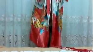 Задорная кокетка lantana приподнимает халатик